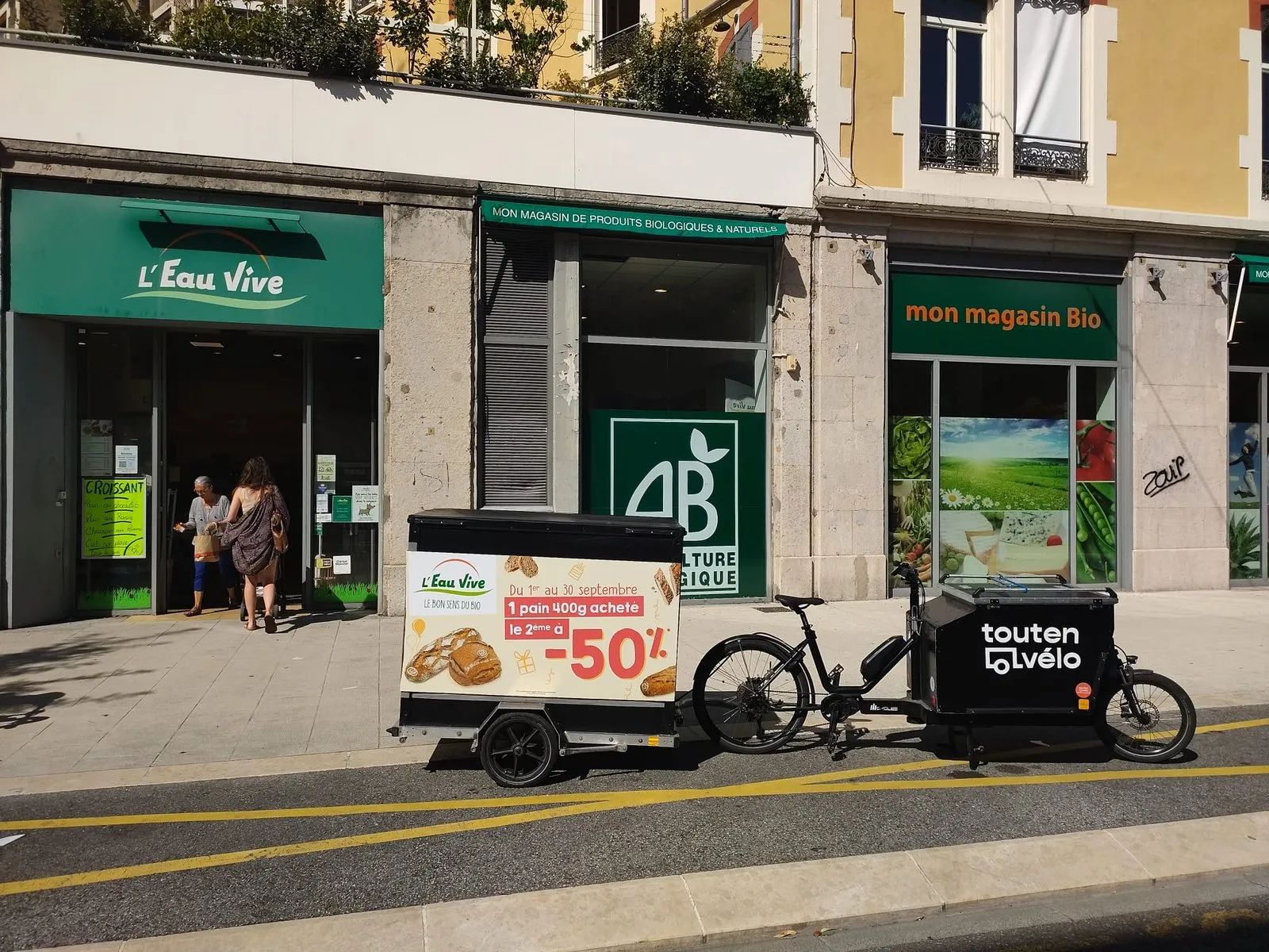 Vélo publicitaire à l'arrêt devant un point de vente