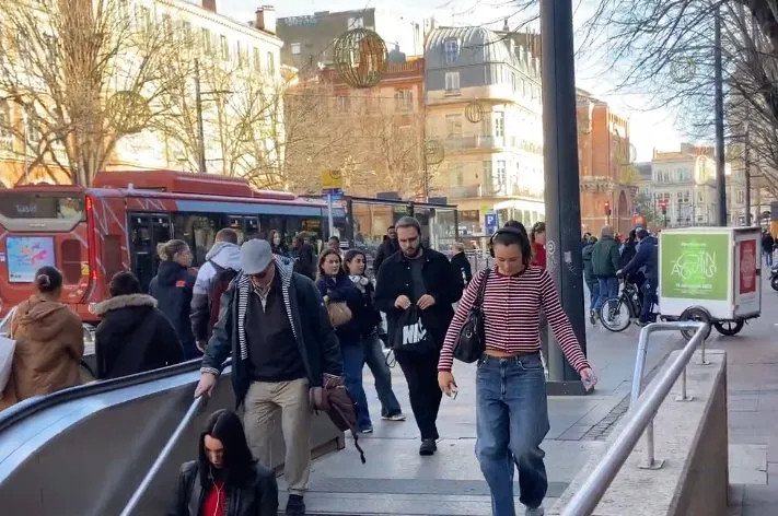 Vélo publicitaire LCDG positionné en haut d'une sortie de métro très fréquentée
