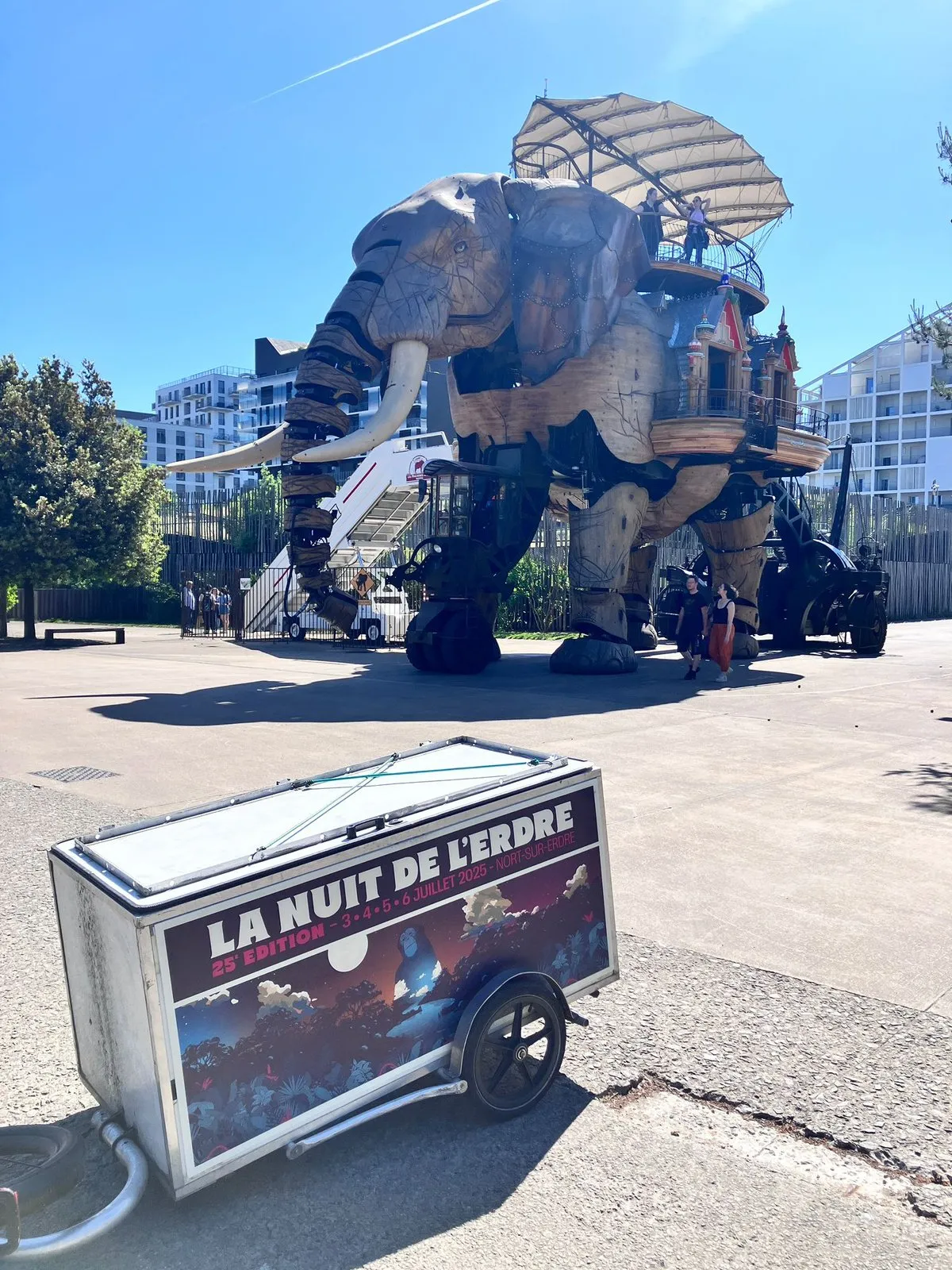 Remorque publicitaire LCDG installée devant le Grand Éléphant des Machines de l'île à Nantes