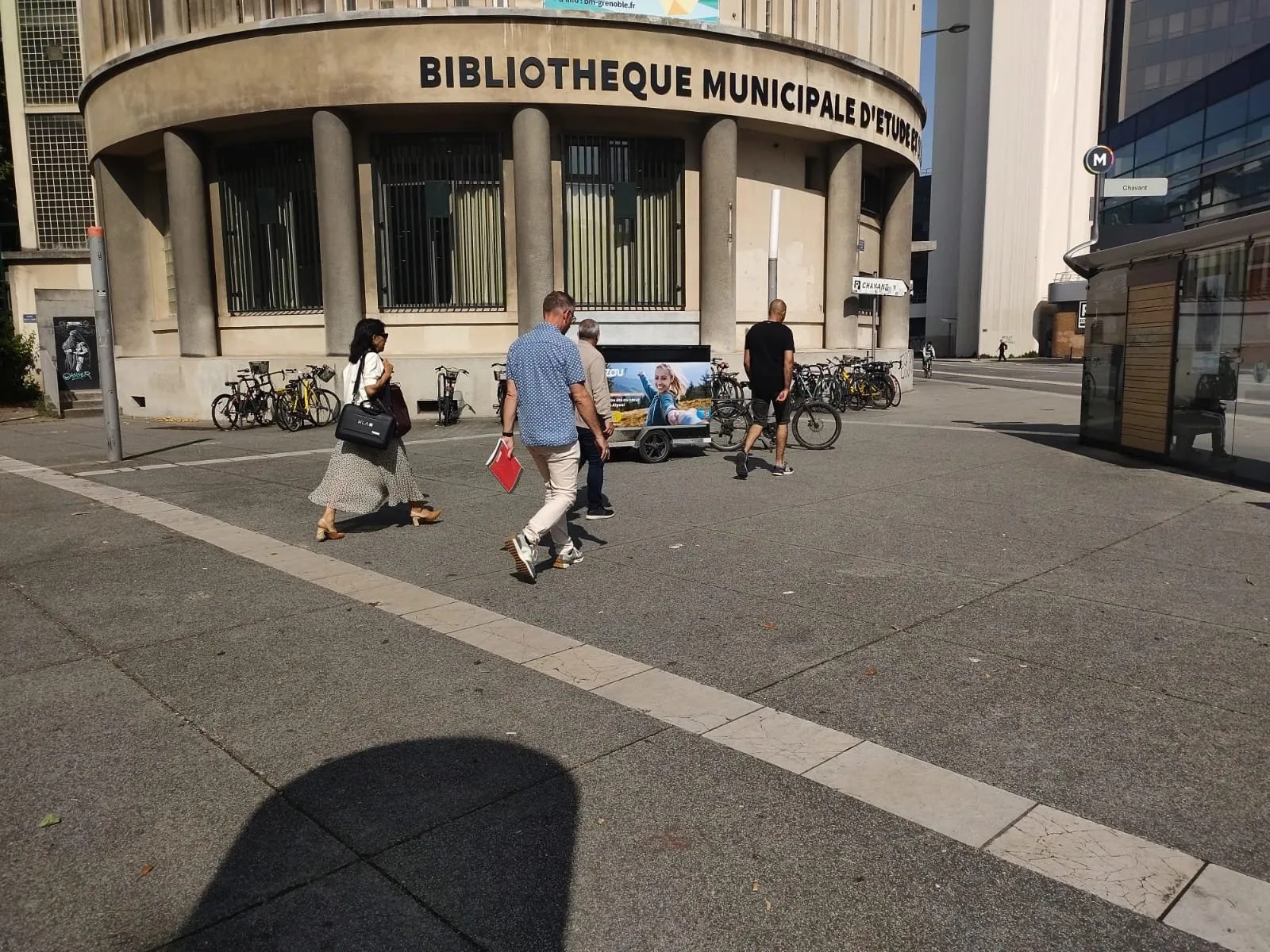 Vélo-cargo de cyclo-logistique habillé aux couleurs d'une campagne LCDG