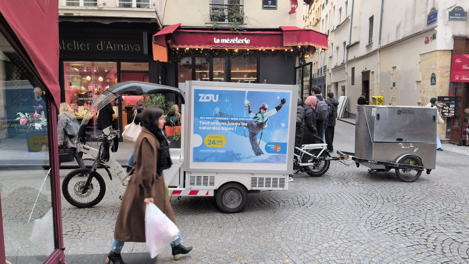 Vélo publicitaire LCDG devant un commerce très fréquenté