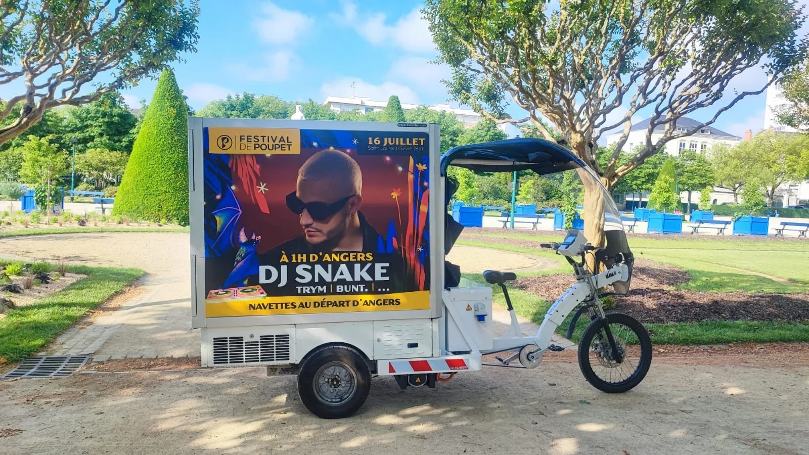 Vélo publicitaire LCDG en campagne pendant un événement